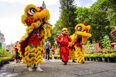 Ho Chi Minh şehri, Vietnam - Ocak 04 2020 Tet festivali 2020 'de halk parkında bir aslan dansı gösterisi düzenlendi. Bu Vietnam kültüründe geleneksel bir dans ve performans biçimidir..