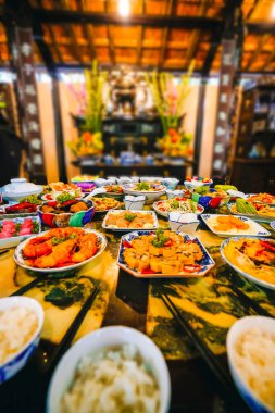 Vietnam Tatili 'nin geleneksel mutfağı. İlkbaharda Tet bayramı için Vietnam yemeklerinin şaşırtıcı olması, ay yeni yılında geleneksel yemektir. Gıda ve Tet bayram konsepti
