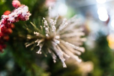 Güzel bir Noel süsü. Topları Noel ağacına yakın tut. Arka planda Bokeh çelenkleri. Yeni yıl konsepti.