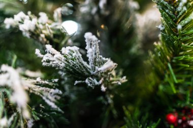 Güzel bir Noel süsü. Topları Noel ağacına yakın tut. Arka planda Bokeh çelenkleri. Yeni yıl konsepti.