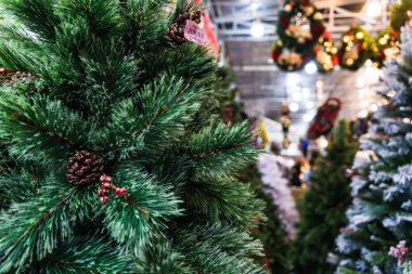 Güzel bir Noel süsü. Topları Noel ağacına yakın tut. Arka planda Bokeh çelenkleri. Yeni yıl konsepti.