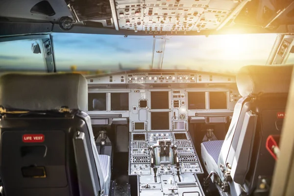 Flugzeuginnenraum Cockpitblick Inneren Des Flugzeugs Sonniger Himmel Horizont Ansicht Frontglas — Stockfoto