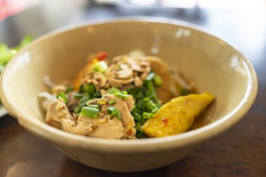 Mi Quang: Vietnam 'ın orta kesimindeki Quang Nam eyaletinden gelen bir Vietnam şehriyesi. Domuz eti, salata, sebze, acı biber ve limon gibi hammaddeler. Seçici odak