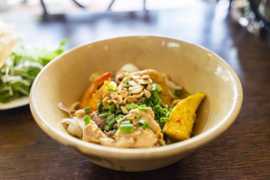 Mi Quang: Vietnam 'ın orta kesimindeki Quang Nam eyaletinden gelen bir Vietnam şehriyesi. Domuz eti, salata, sebze, acı biber ve limon gibi hammaddeler. Seçici odak