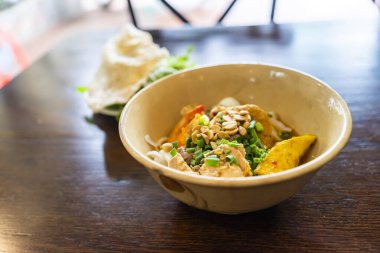 Mi Quang: Vietnam 'ın orta kesimindeki Quang Nam eyaletinden gelen bir Vietnam şehriyesi. Domuz eti, salata, sebze, acı biber ve limon gibi hammaddeler. Seçici odak