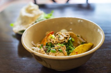 Mi Quang: Vietnam 'ın orta kesimindeki Quang Nam eyaletinden gelen bir Vietnam şehriyesi. Domuz eti, salata, sebze, acı biber ve limon gibi hammaddeler. Seçici odak