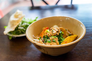 Mi Quang: Vietnam 'ın orta kesimindeki Quang Nam eyaletinden gelen bir Vietnam şehriyesi. Domuz eti, salata, sebze, acı biber ve limon gibi hammaddeler. Seçici odak