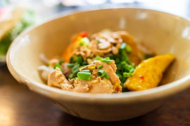 Mi Quang: Vietnam 'ın orta kesimindeki Quang Nam eyaletinden gelen bir Vietnam şehriyesi. Domuz eti, salata, sebze, acı biber ve limon gibi hammaddeler. Seçici odak