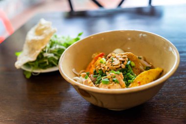 Mi Quang: Vietnam 'ın orta kesimindeki Quang Nam eyaletinden gelen bir Vietnam şehriyesi. Domuz eti, salata, sebze, acı biber ve limon gibi hammaddeler. Seçici odak