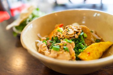 Mi Quang: Vietnam 'ın orta kesimindeki Quang Nam eyaletinden gelen bir Vietnam şehriyesi. Domuz eti, salata, sebze, acı biber ve limon gibi hammaddeler. Seçici odak