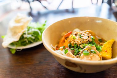 Mi Quang: Vietnam 'ın orta kesimindeki Quang Nam eyaletinden gelen bir Vietnam şehriyesi. Domuz eti, salata, sebze, acı biber ve limon gibi hammaddeler. Seçici odak