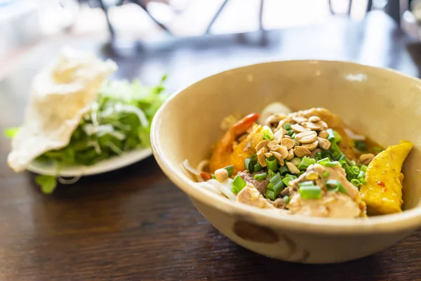 Mi Quang: Vietnam 'ın orta kesimindeki Quang Nam eyaletinden gelen bir Vietnam şehriyesi. Domuz eti, salata, sebze, acı biber ve limon gibi hammaddeler. Seçici odak