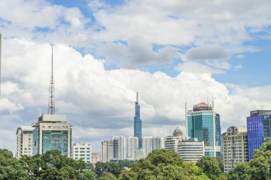 Ho Chi Minh şehri, Vietnam -24 Aralık 2020: Ho Chi Minh şehrinin 81. bölgesinden manzara. Gökdelen ve şehir merkezindeki diğer modern binaların inanılmaz renkli manzarası