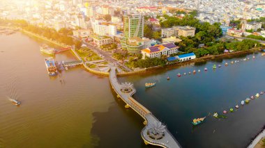 Gökyüzü manzaralı aşk köprüsü ya da Can Tho City şehir merkezindeki Ninh Kieu rıhtımında geliştirilmiş binalar, ulaşım, enerji altyapısı. Vietnam 'da Mekong Deltası' ndaki Tho şehri.