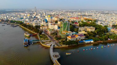 Gökyüzü manzaralı aşk köprüsü ya da Can Tho City şehir merkezindeki Ninh Kieu rıhtımında geliştirilmiş binalar, ulaşım, enerji altyapısı. Vietnam 'da Mekong Deltası' ndaki Tho şehri.