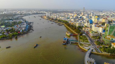 Gökyüzü manzaralı aşk köprüsü ya da Can Tho City şehir merkezindeki Ninh Kieu rıhtımında geliştirilmiş binalar, ulaşım, enerji altyapısı. Vietnam 'da Mekong Deltası' ndaki Tho şehri.