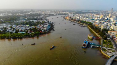 Gökyüzü manzaralı aşk köprüsü ya da Can Tho City şehir merkezindeki Ninh Kieu rıhtımında geliştirilmiş binalar, ulaşım, enerji altyapısı. Vietnam 'da Mekong Deltası' ndaki Tho şehri.