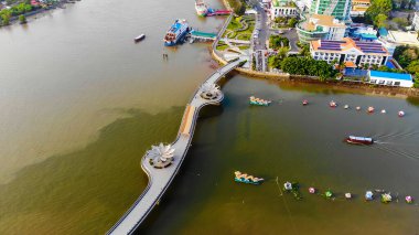 Gökyüzü manzaralı aşk köprüsü ya da Can Tho City şehir merkezindeki Ninh Kieu rıhtımında geliştirilmiş binalar, ulaşım, enerji altyapısı. Vietnam 'da Mekong Deltası' ndaki Tho şehri.