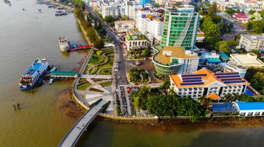 Gökyüzü manzaralı aşk köprüsü ya da Can Tho City şehir merkezindeki Ninh Kieu rıhtımında geliştirilmiş binalar, ulaşım, enerji altyapısı. Vietnam 'da Mekong Deltası' ndaki Tho şehri.