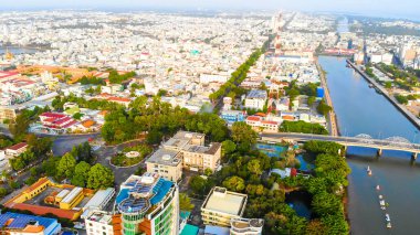Gökyüzü manzaralı aşk köprüsü ya da Can Tho City şehir merkezindeki Ninh Kieu rıhtımında geliştirilmiş binalar, ulaşım, enerji altyapısı. Vietnam 'da Mekong Deltası' ndaki Tho şehri.