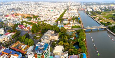 Gökyüzü manzaralı aşk köprüsü ya da Can Tho City şehir merkezindeki Ninh Kieu rıhtımında geliştirilmiş binalar, ulaşım, enerji altyapısı. Vietnam 'da Mekong Deltası' ndaki Tho şehri.