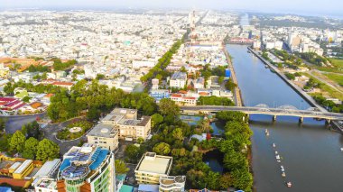 Gökyüzü manzaralı aşk köprüsü ya da Can Tho City şehir merkezindeki Ninh Kieu rıhtımında geliştirilmiş binalar, ulaşım, enerji altyapısı. Vietnam 'da Mekong Deltası' ndaki Tho şehri.