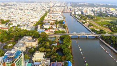Gökyüzü manzaralı aşk köprüsü ya da Can Tho City şehir merkezindeki Ninh Kieu rıhtımında geliştirilmiş binalar, ulaşım, enerji altyapısı. Vietnam 'da Mekong Deltası' ndaki Tho şehri.