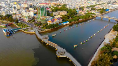 Gökyüzü manzaralı aşk köprüsü ya da Can Tho City şehir merkezindeki Ninh Kieu rıhtımında geliştirilmiş binalar, ulaşım, enerji altyapısı. Vietnam 'da Mekong Deltası' ndaki Tho şehri.
