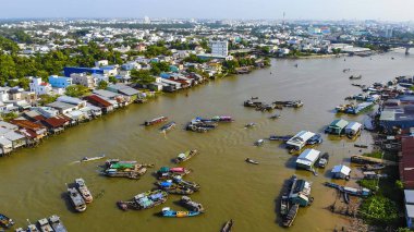 Cai Rang yüzen pazarının havadan görüntüsü, Can Tho, Vietnam. Cai Rang, Vietnam 'ın mekong deltasında ünlü bir pazardır. Turistler, insanlar yiyecek, sebze, teknede meyve, nehir pazarında gemi alıp satıyor..