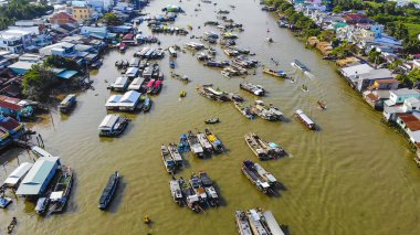 Cai Rang yüzen pazarının havadan görüntüsü, Can Tho, Vietnam. Cai Rang, Vietnam 'ın mekong deltasında ünlü bir pazardır. Turistler, insanlar yiyecek, sebze, teknede meyve, nehir pazarında gemi alıp satıyor..