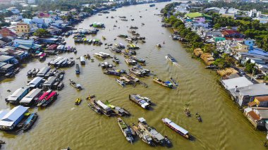 Cai Rang yüzen pazarının havadan görüntüsü, Can Tho, Vietnam. Cai Rang, Vietnam 'ın mekong deltasında ünlü bir pazardır. Turistler, insanlar yiyecek, sebze, teknede meyve, nehir pazarında gemi alıp satıyor..