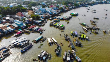 Cai Rang yüzen pazarının havadan görüntüsü, Can Tho, Vietnam. Cai Rang, Vietnam 'ın mekong deltasında ünlü bir pazardır. Turistler, insanlar yiyecek, sebze, teknede meyve, nehir pazarında gemi alıp satıyor..