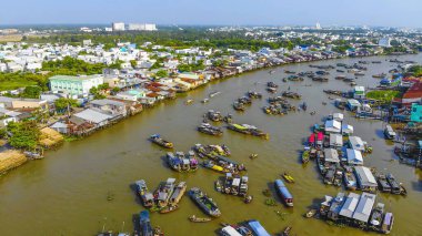 Cai Rang yüzen pazarının havadan görüntüsü, Can Tho, Vietnam. Cai Rang, Vietnam 'ın mekong deltasında ünlü bir pazardır. Turistler, insanlar yiyecek, sebze, teknede meyve, nehir pazarında gemi alıp satıyor..