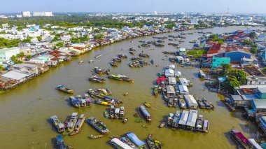 Cai Rang yüzen pazarının havadan görüntüsü, Can Tho, Vietnam. Cai Rang, Vietnam 'ın mekong deltasında ünlü bir pazardır. Turistler, insanlar yiyecek, sebze, teknede meyve, nehir pazarında gemi alıp satıyor..