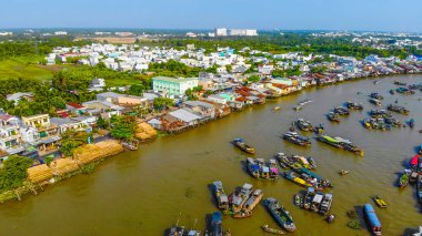 Cai Rang yüzen pazarının havadan görüntüsü, Can Tho, Vietnam. Cai Rang, Vietnam 'ın mekong deltasında ünlü bir pazardır. Turistler, insanlar yiyecek, sebze, teknede meyve, nehir pazarında gemi alıp satıyor..