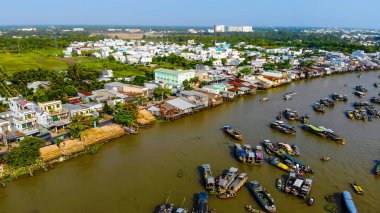 Cai Rang yüzen pazarının havadan görüntüsü, Can Tho, Vietnam. Cai Rang, Vietnam 'ın mekong deltasında ünlü bir pazardır. Turistler, insanlar yiyecek, sebze, teknede meyve, nehir pazarında gemi alıp satıyor..