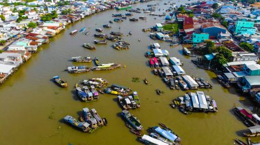 Cai Rang yüzen pazarının havadan görüntüsü, Can Tho, Vietnam. Cai Rang, Vietnam 'ın mekong deltasında ünlü bir pazardır. Turistler, insanlar yiyecek, sebze, teknede meyve, nehir pazarında gemi alıp satıyor..