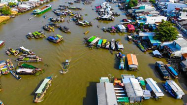 Cai Rang yüzen pazarının havadan görüntüsü, Can Tho, Vietnam. Cai Rang, Vietnam 'ın mekong deltasında ünlü bir pazardır. Turistler, insanlar yiyecek, sebze, teknede meyve, nehir pazarında gemi alıp satıyor..