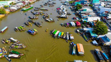 Cai Rang yüzen pazarının havadan görüntüsü, Can Tho, Vietnam. Cai Rang, Vietnam 'ın mekong deltasında ünlü bir pazardır. Turistler, insanlar yiyecek, sebze, teknede meyve, nehir pazarında gemi alıp satıyor..