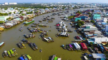 Cai Rang yüzen pazarının havadan görüntüsü, Can Tho, Vietnam. Cai Rang, Vietnam 'ın mekong deltasında ünlü bir pazardır. Turistler, insanlar yiyecek, sebze, teknede meyve, nehir pazarında gemi alıp satıyor..