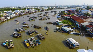 Cai Rang yüzen pazarının havadan görüntüsü, Can Tho, Vietnam. Cai Rang, Vietnam 'ın mekong deltasında ünlü bir pazardır. Turistler, insanlar yiyecek, sebze, teknede meyve, nehir pazarında gemi alıp satıyor..