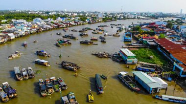 Cai Rang yüzen pazarının havadan görüntüsü, Can Tho, Vietnam. Cai Rang, Vietnam 'ın mekong deltasında ünlü bir pazardır. Turistler, insanlar yiyecek, sebze, teknede meyve, nehir pazarında gemi alıp satıyor..