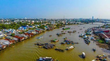 Cai Rang yüzen pazarının havadan görüntüsü, Can Tho, Vietnam. Cai Rang, Vietnam 'ın mekong deltasında ünlü bir pazardır. Turistler, insanlar yiyecek, sebze, teknede meyve, nehir pazarında gemi alıp satıyor..