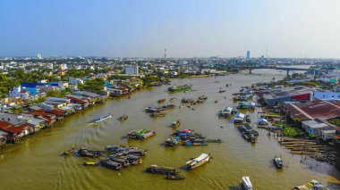 Cai Rang yüzen pazarının havadan görüntüsü, Can Tho, Vietnam. Cai Rang, Vietnam 'ın mekong deltasında ünlü bir pazardır. Turistler, insanlar yiyecek, sebze, teknede meyve, nehir pazarında gemi alıp satıyor..