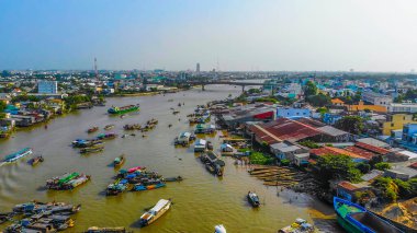 Cai Rang yüzen pazarının havadan görüntüsü, Can Tho, Vietnam. Cai Rang, Vietnam 'ın mekong deltasında ünlü bir pazardır. Turistler, insanlar yiyecek, sebze, teknede meyve, nehir pazarında gemi alıp satıyor..