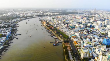 Cai Rang yüzen pazarının havadan görüntüsü, Can Tho, Vietnam. Cai Rang, Vietnam 'ın mekong deltasında ünlü bir pazardır. Turistler, insanlar yiyecek, sebze, teknede meyve, nehir pazarında gemi alıp satıyor..