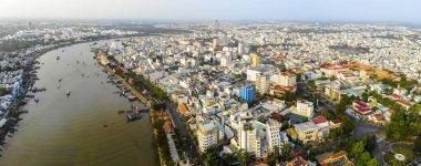 Cai Rang yüzen pazarının havadan görüntüsü, Can Tho, Vietnam. Cai Rang, Vietnam 'ın mekong deltasında ünlü bir pazardır. Turistler, insanlar yiyecek, sebze, teknede meyve, nehir pazarında gemi alıp satıyor..