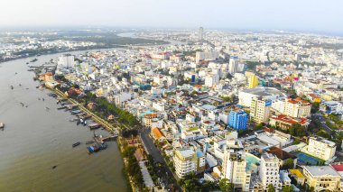 Cai Rang yüzen pazarının havadan görüntüsü, Can Tho, Vietnam. Cai Rang, Vietnam 'ın mekong deltasında ünlü bir pazardır. Turistler, insanlar yiyecek, sebze, teknede meyve, nehir pazarında gemi alıp satıyor..