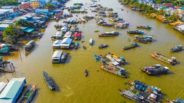 Cai Rang yüzen pazarının havadan görüntüsü, Can Tho, Vietnam. Cai Rang, Vietnam 'ın mekong deltasında ünlü bir pazardır. Turistler, insanlar yiyecek, sebze, teknede meyve, nehir pazarında gemi alıp satıyor..