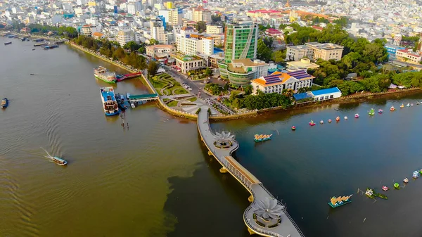 Gökyüzü manzaralı aşk köprüsü ya da Can Tho City şehir merkezindeki Ninh Kieu rıhtımında geliştirilmiş binalar, ulaşım, enerji altyapısı. Vietnam 'da Mekong Deltası' ndaki Tho şehri.